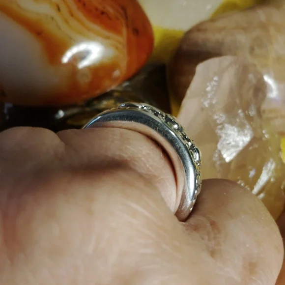 BOLD & WIDE, ELEPHANT MOTIF, STERLING RING WITH TEXTURED  DESIGN. SIZE 7 - Picture 6 of 10